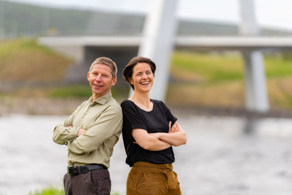 Per Olaf og Katharina stå foran Tanbru og smiler