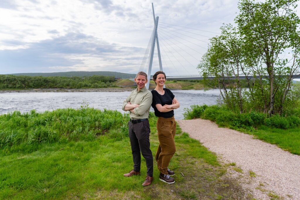 Per Olaf og Katharina stå foran Tanbru og smiler